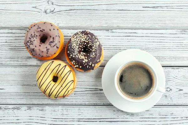 Glasierte Donuts auf Holzgrund. Kreatives Foto. — Stockfoto