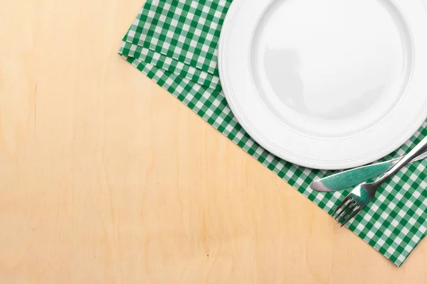 Placa vacía y toalla sobre fondo de mesa de madera. —  Fotos de Stock