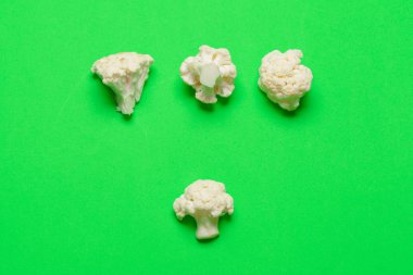 Parlak yeşil arka planda karnabahar parçaları