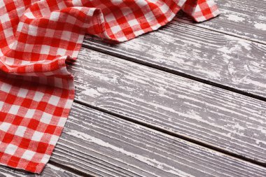 Tahta masadaki kareli masa örtüsü. yaratıcı fotoğraf.