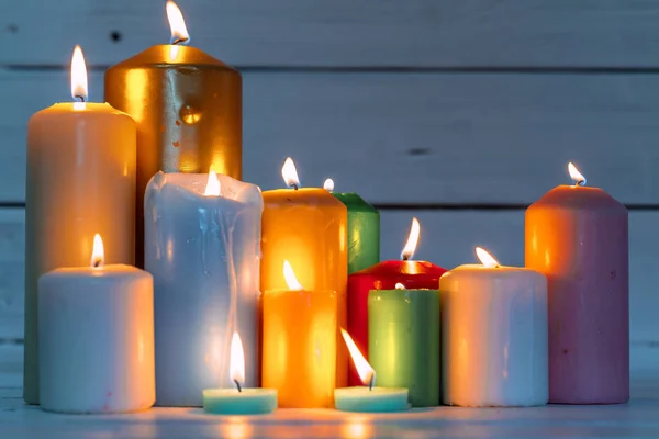Σπίτι ανάβει κεριά σε ξύλινο τραπέζι. δημιουργική φωτογραφία. — Φωτογραφία Αρχείου