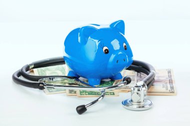 Piggy Bank ve Stetoskop, Beyaz Arka plan 'da izole edilmiş. Yaratıcı fotoğraf.