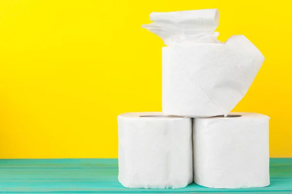 Montones de papel higiénico sobre fondo amarillo brillante — Foto de Stock