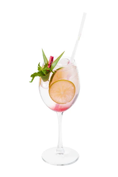Стакан свежего коктейля на белом фоне — стоковое фото