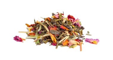 Beyaz arka planda meyveli çay ve gül yaprakları