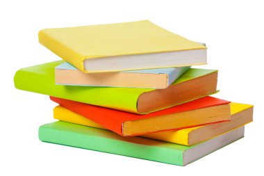 Beyaz arkaplanda izole kitap yığını