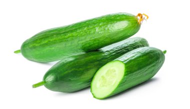 salatalık beyaz arkaplanda izole edildi.