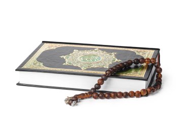 İslam kitabı kutsal Kur 'an ve arkaplandaki boncuklar. Yaratıcı fotoğraf.