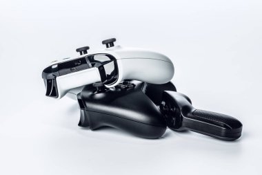 Video oyunu denetleyici beyaz arkaplanda izole edildi. Yaratıcı fotoğraf.