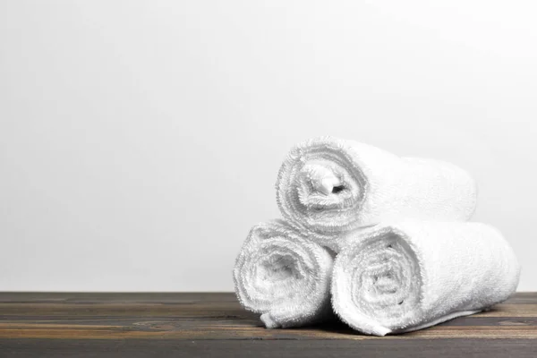 木制桌子上干净柔软的毛巾 — 图库照片