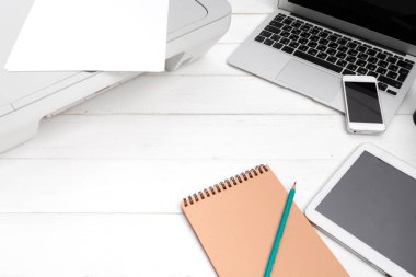 Yazıcı ve bilgisayar. Ofis masası. Üst Manzara. yaratıcı fotoğraf.