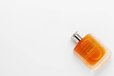 Beyaz arka planda izole edilmiş parfüm şişesi