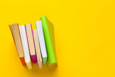 Sarı arkaplan üzerine kitaplar