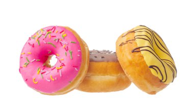 Beyaz arka planda izole edilmiş lezzetli renkli çörekler. Yaratıcı fotoğraf.