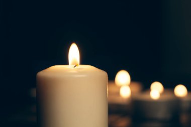 Siyah arka planda yanan mumlar. Anma konsepti. yaratıcı fotoğraf.