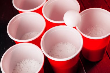 Oyun kupaları masada bira pong