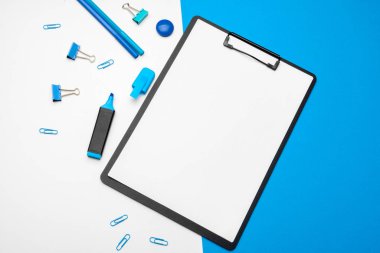 Pano, canlı duoton mavi ve beyaz arka planda taklit ediliyor. yaratıcı fotoğraf.