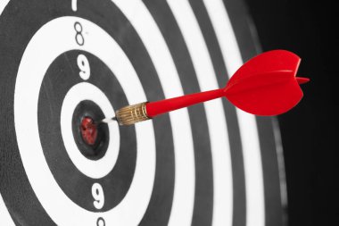 Dart tahtası iş başarısı konsepti. Yaratıcı fotoğraf.