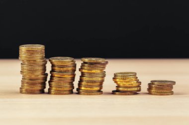 Çalışma masasında para yığınları