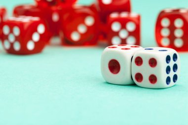 Mavi arka planda kumar oynuyorum. Oyun konsepti. yaratıcı fotoğraf.