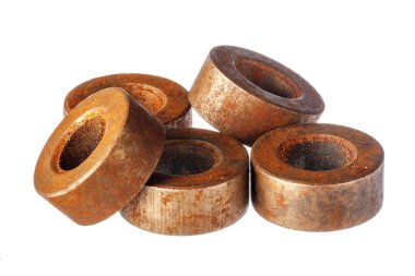 Metal cevizler beyaz arkaplanda izole