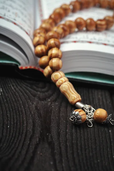 Der Offene Heilige Koran Mit Tasbih Rosenkranz Perlen Nahaufnahme — Stockfoto
