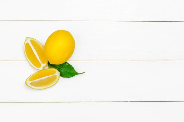 Limones frescos sobre mesa de madera. foto creativa . —  Fotos de Stock