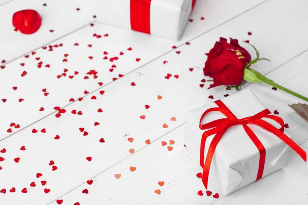 Día de San Valentín. Rosas rojas y caja de regalo en mesa de madera — Foto de Stock