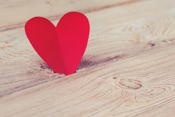 Repülő piros papírszívek. Valentin nap. A szerelem szimbóluma. Fénymásolási hely. — Stock Fotó