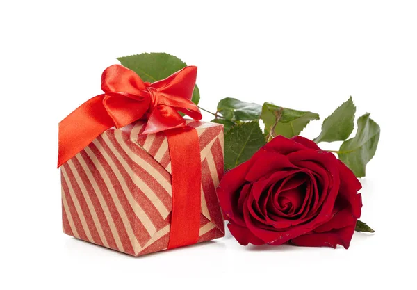 Κουτί δώρου και τριαντάφυλλο απομονωμένο στο λευκό — Φωτογραφία Αρχείου