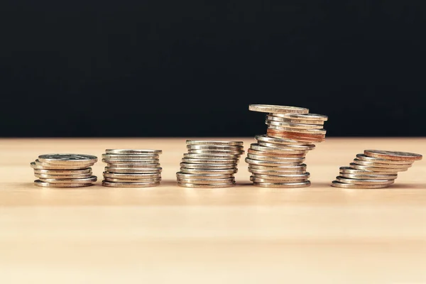 Pilas de monedas en la mesa de trabajo. foto creativa . —  Fotos de Stock