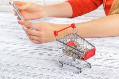 Küçük alışveriş arabasında ya da tramvayda para.