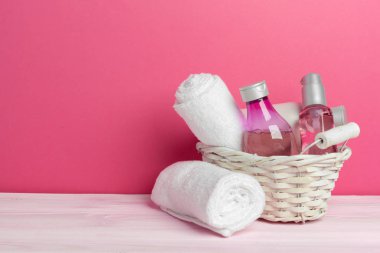 Ahşap masada güzel bir spa kompozisyonu. yaratıcı fotoğraf.