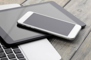 Bilgisayarı dijital tablet ve akıllı telefonla aç. Yaratıcı fotoğraf.