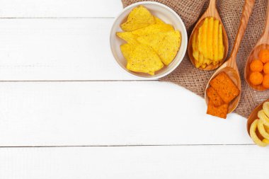 Atıştırmalık kraker, kraker, cips ve nachos karışımı.