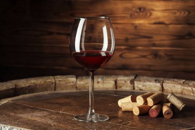 Tahta Masa 'da bir kadeh şarap