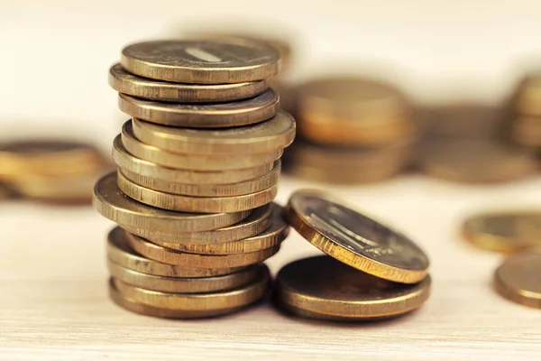 Pilas de monedas en la mesa de trabajo. foto creativa . — Foto de Stock