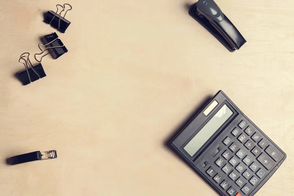 Εναέρια λήψη ενός γραφείου με διάφορα εργαλεία γραφείου, και αριθμομηχανή — Φωτογραφία Αρχείου