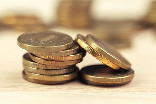 Pilas de monedas en la mesa de trabajo. foto creativa . — Foto de Stock