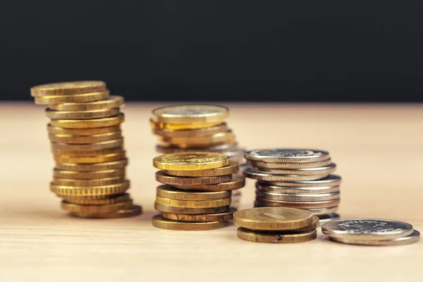 Pilas de monedas en la mesa de trabajo. foto creativa . — Foto de Stock