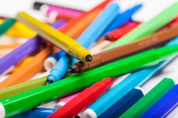 다양 한 색깔의 펠트 - 팁 펜은 흰 배경에 분리되어 있다 — 스톡 사진