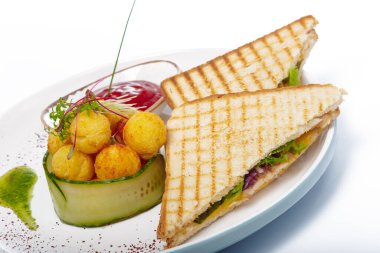 Jambonlu sandviç, peynir, domates, marul ve kızarmış ekmek. Üst görünüm beyaz arkaplanda izole edildi.