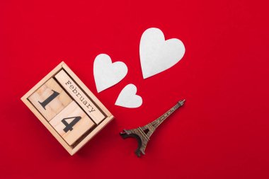 Ahşap blok takvimi ile Sevgililer Günü teması