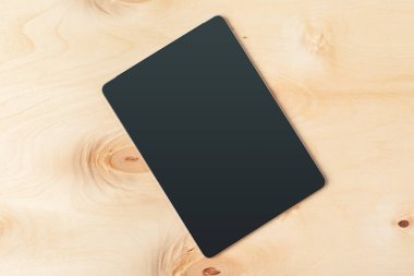 Tahta masadaki dijital tablet. Yaratıcı fotoğraf.