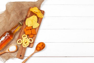 Bira ve aperatifler ahşap masada. Yaratıcı fotoğraf.