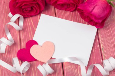 metin için kırmızı gül ve boş hediye kartı