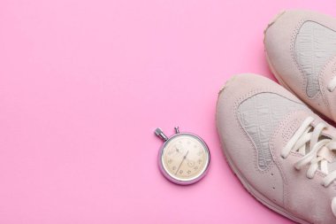 Renkli arka planda bir çift spor ayakkabısı. Yeni spor ayakkabılar