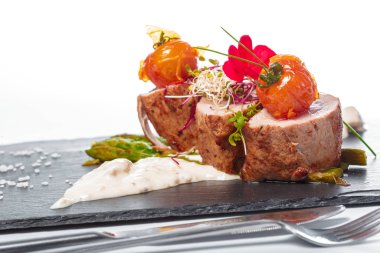 Pişmiş et, sarımsak ve biberiye. Biftek..