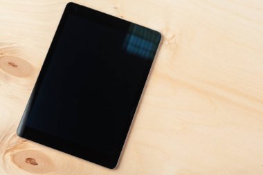 Tahta masadaki dijital tablet. Yaratıcı fotoğraf.