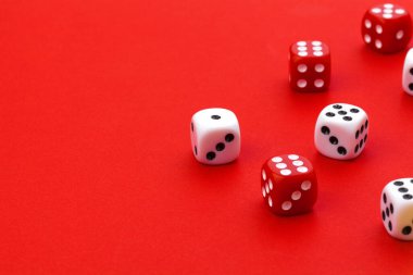 Renk arkaplanında kumar zarları. yaratıcı fotoğraf.